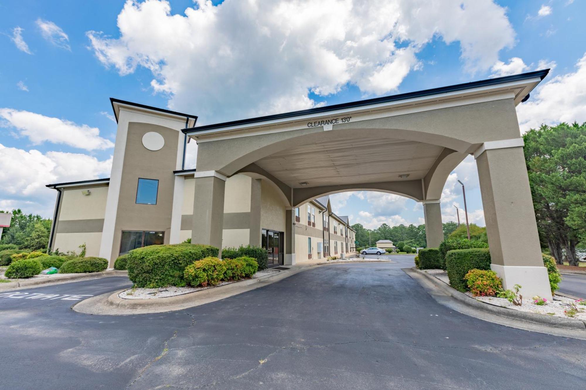 Baymont By Wyndham Creedmoor Hotel Exterior foto