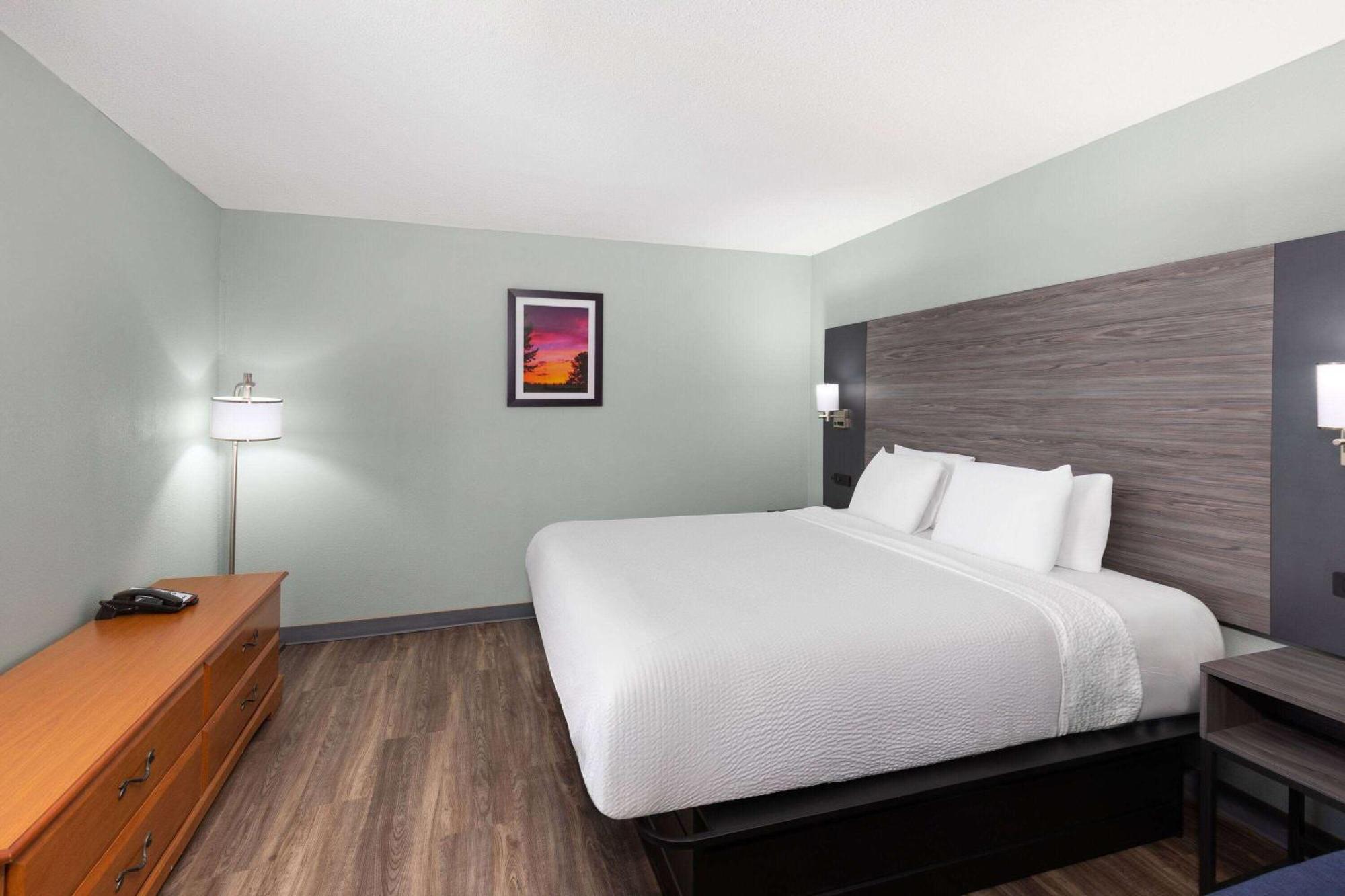 Baymont By Wyndham Creedmoor Hotel Exterior foto