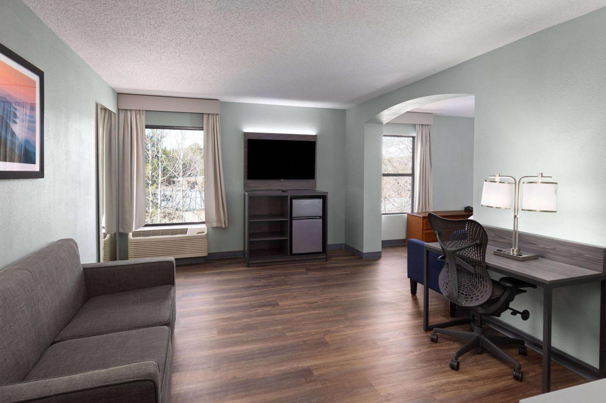 Baymont By Wyndham Creedmoor Hotel Exterior foto