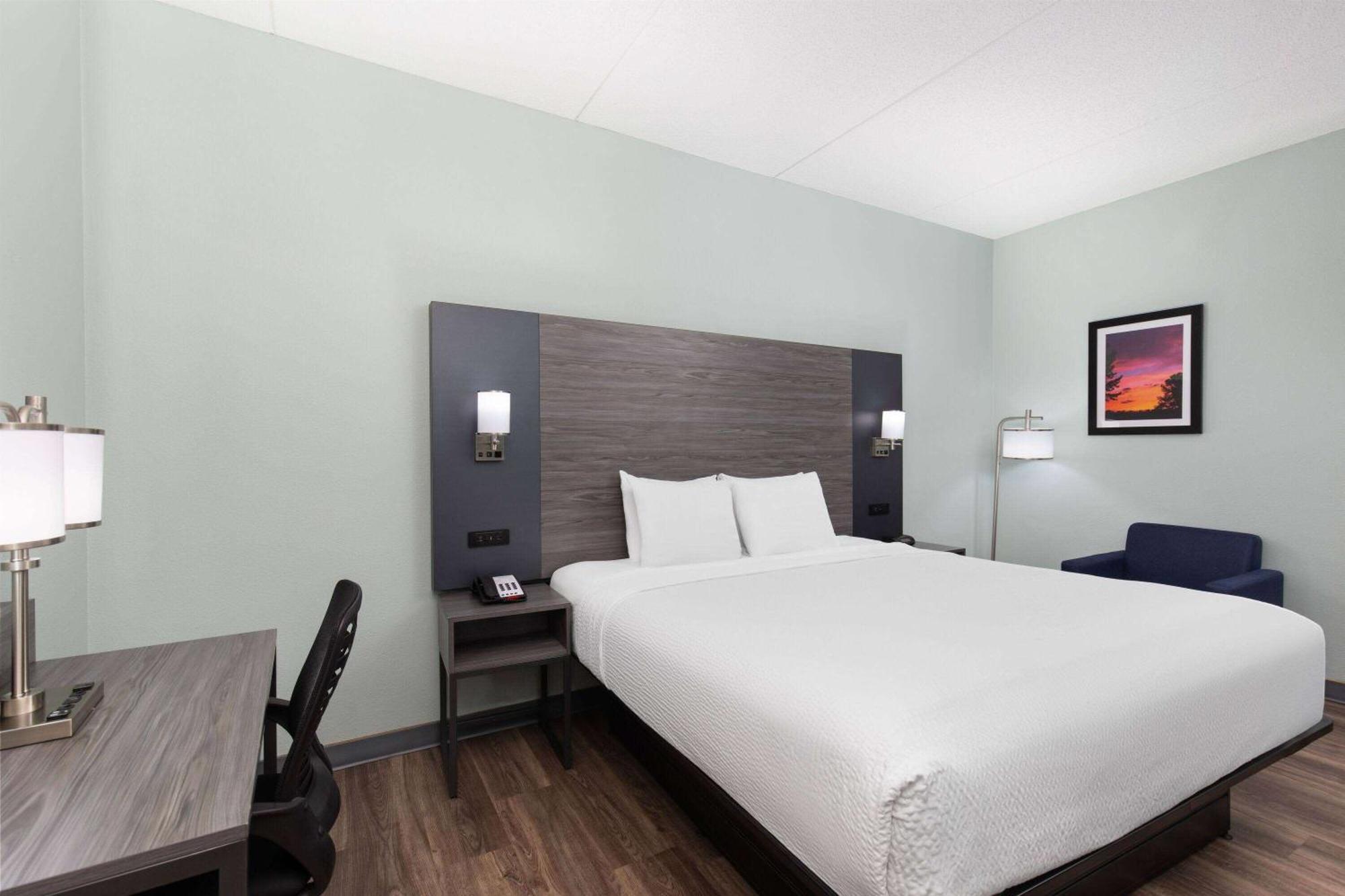 Baymont By Wyndham Creedmoor Hotel Exterior foto