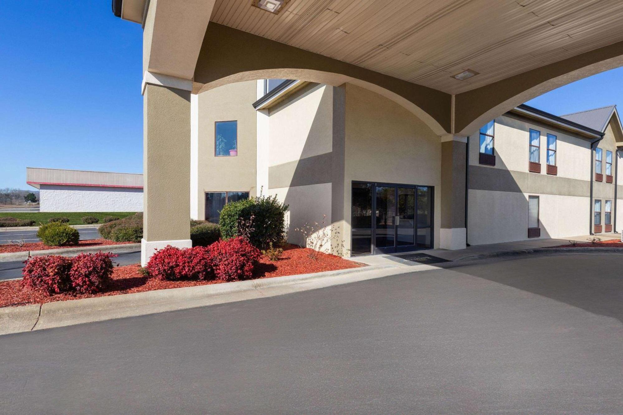 Baymont By Wyndham Creedmoor Hotel Exterior foto